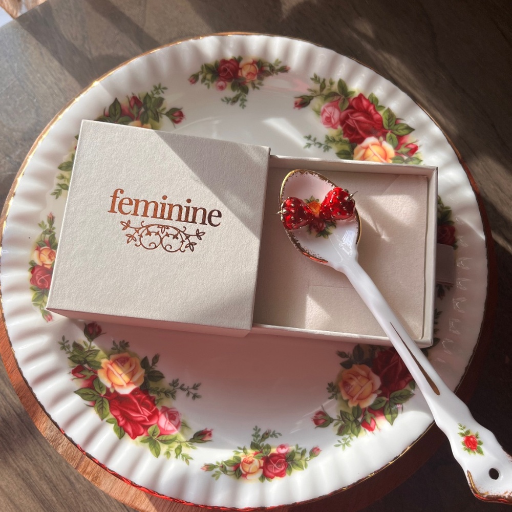 Meet your Posher: Welcome to the official Feminine Poshmark closet 🪞🛍️🫧 - Picture 6 of 8